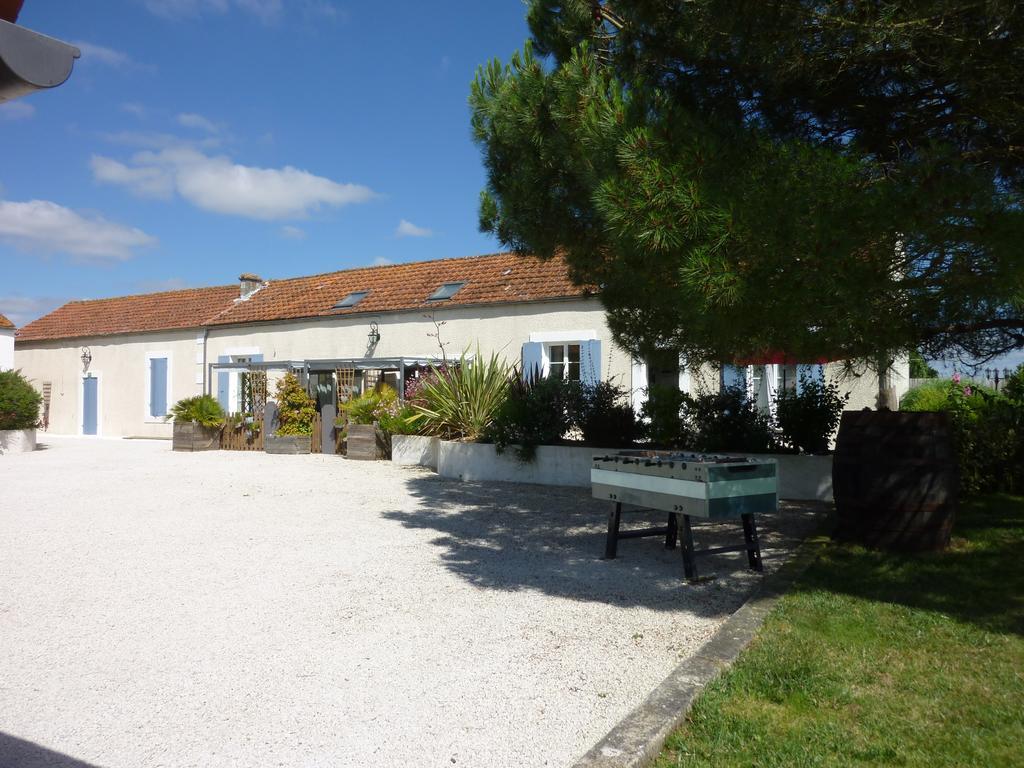 Le Comptoir Des Ecoliers Bed & Breakfast Gemozac Exterior photo